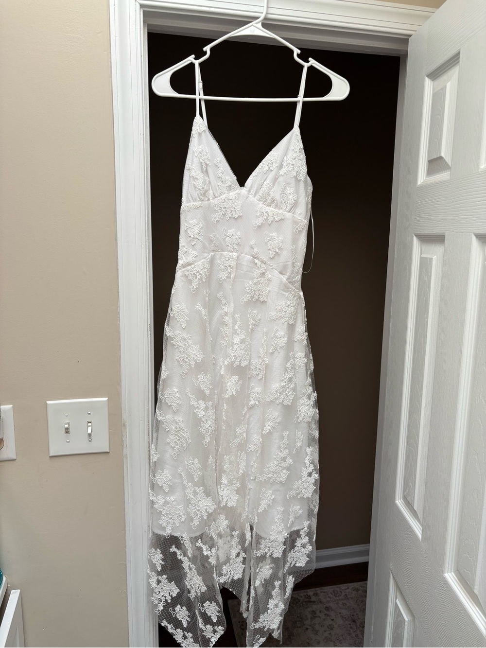 Storia White Lace V-Neck Spaghetti Strap Dress